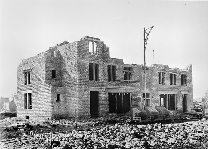 Travaux de construction de l'immeuble avec boutiques, 2, place de la Victoire, façade postérieure et face gauche. © Jérôme  Mongreville (reproduction), Charnotet / Région Bourgogne-Franche-Comté, Inventaire du patrimoine - 1990
