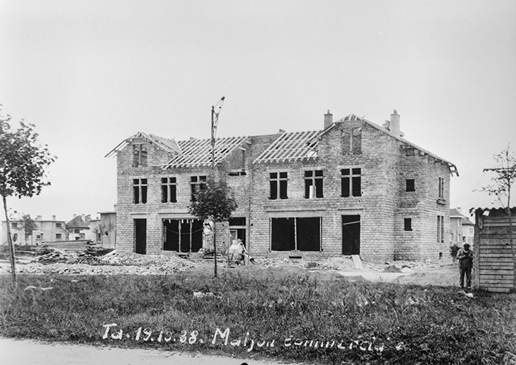 Travaux de construction de l'immeuble avec boutiques, 2, place de la Victoire, façade antérieure. © Jérôme  Mongreville (reproduction), Charnotet / Région Bourgogne-Franche-Comté, Inventaire du patrimoine - 1990