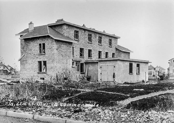 Travaux de construction de l'immeuble avec boutiques, 2 place de la Victoire, façade postérieure et face droite. © Jérôme  Mongreville (reproduction), Charnotet / Région Bourgogne-Franche-Comté, Inventaire du patrimoine - 1990