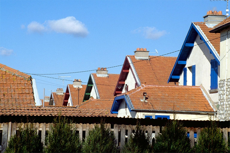 Façades postérieures des maisons de type 10A, rue de Belvoye, prises depuis la place Jeanne d'Arc. © Laurent Poupard / Région Bourgogne-Franche-Comté, Inventaire du patrimoine - 1990 Façades postérieures des maisons de type 10A, rue de Belvoye, prises depuis la place Jeanne d'Arc. © Laurent Poupard / Région Bourgogne-Franche-Comté, Inventaire du patrimoine - 1990
