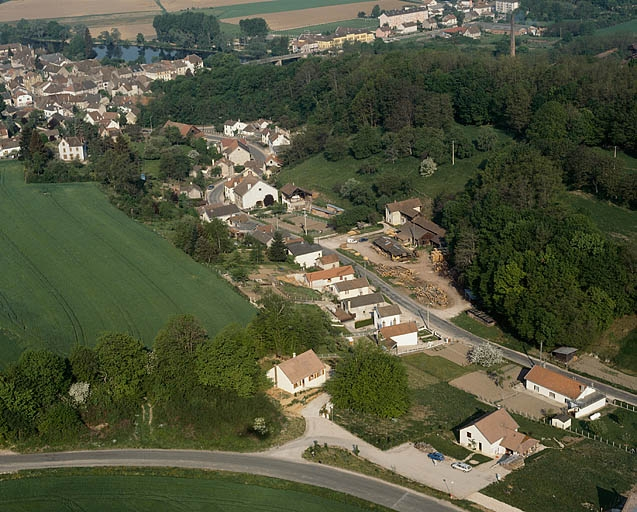 Vue d'ensemble depuis l'est, photographie aérienne. © Yves Sancey / Région Bourgogne-Franche-Comté, Inventaire du patrimoine - 1990 Vue d'ensemble depuis l'est, photographie aérienne. © Yves Sancey / Région Bourgogne-Franche-Comté, Inventaire du patrimoine - 1990
