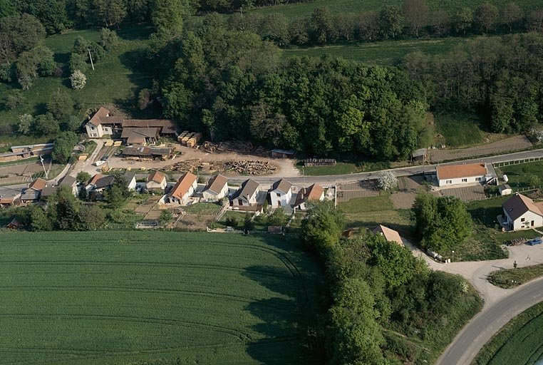 Vue d'ensemble depuis le sud, photographie aérienne. © Yves Sancey / Région Bourgogne-Franche-Comté, Inventaire du patrimoine - 1990 Vue d'ensemble depuis le sud, photographie aérienne. © Yves Sancey / Région Bourgogne-Franche-Comté, Inventaire du patrimoine - 1990