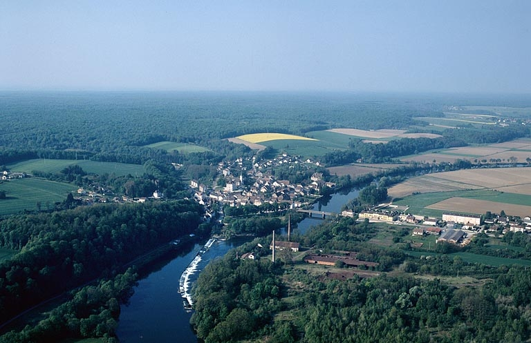 Vue d'ensemble du village et du site industriel depuis le nord, photographie aérienne. © Yves Sancey / Région Bourgogne-Franche-Comté, Inventaire du patrimoine - 1990 Vue d'ensemble du village et du site industriel depuis le nord, photographie aérienne. © Yves Sancey / Région Bourgogne-Franche-Comté, Inventaire du patrimoine - 1990
