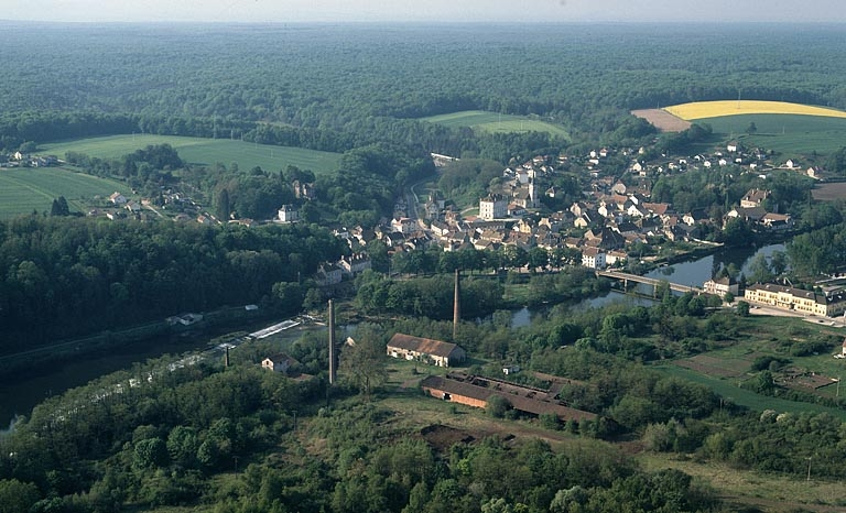 Vue d'ensemble du village et du site industriel depuis le nord (vue rapprochée), photographie aérienne. © Yves Sancey / Région Bourgogne-Franche-Comté, Inventaire du patrimoine - 1990 Vue d'ensemble du village et du site industriel depuis le nord (vue rapprochée), photographie aérienne. © Yves Sancey / Région Bourgogne-Franche-Comté, Inventaire du patrimoine - 1990