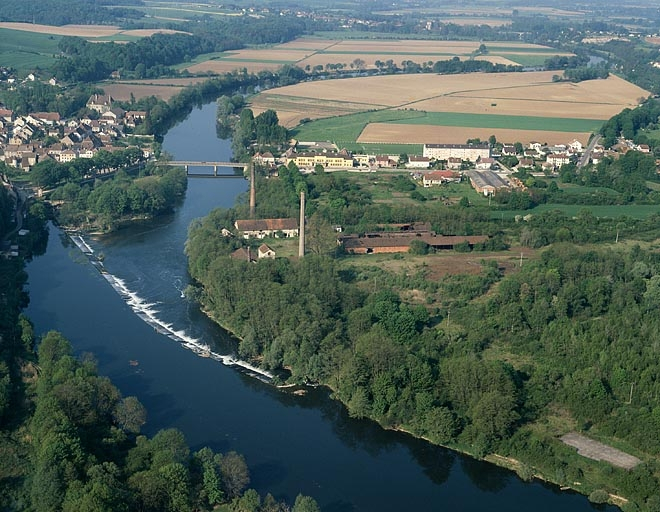 La Forge Neuve vue du nord-est, photographie aérienne. © Yves Sancey / Région Bourgogne-Franche-Comté, Inventaire du patrimoine - 1990 La Forge Neuve vue du nord-est, photographie aérienne. © Yves Sancey / Région Bourgogne-Franche-Comté, Inventaire du patrimoine - 1990