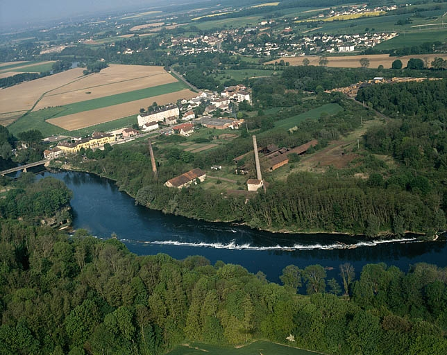 La Forge Neuve vue de l'est, photographie aérienne. © Yves Sancey / Région Bourgogne-Franche-Comté, Inventaire du patrimoine - 1990 La Forge Neuve vue de l'est, photographie aérienne. © Yves Sancey / Région Bourgogne-Franche-Comté, Inventaire du patrimoine - 1990