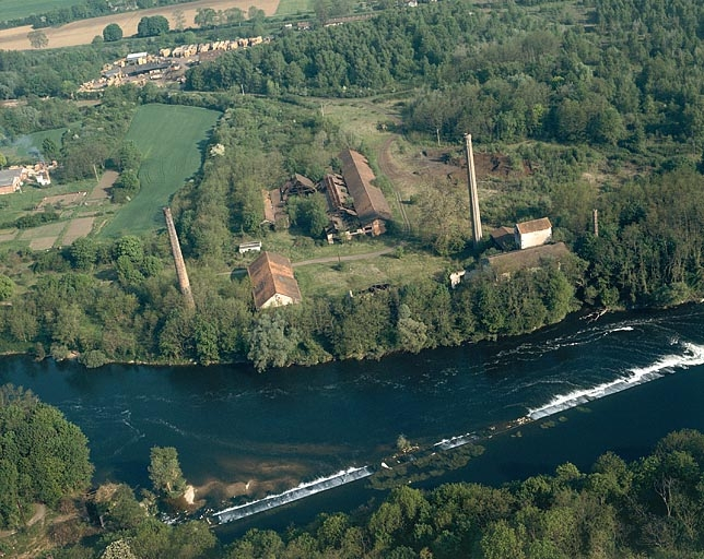 La Forge Neuve vue du sud-est, photographie aérienne. © Yves Sancey / Région Bourgogne-Franche-Comté, Inventaire du patrimoine - 1990 La Forge Neuve vue du sud-est, photographie aérienne. © Yves Sancey / Région Bourgogne-Franche-Comté, Inventaire du patrimoine - 1990