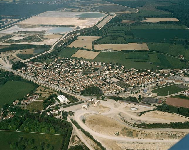 Vue aérienne depuis l'est. © Yves Sancey / Région Bourgogne-Franche-Comté, Inventaire du patrimoine - 1990 Vue aérienne depuis l'est. © Yves Sancey / Région Bourgogne-Franche-Comté, Inventaire du patrimoine - 1990