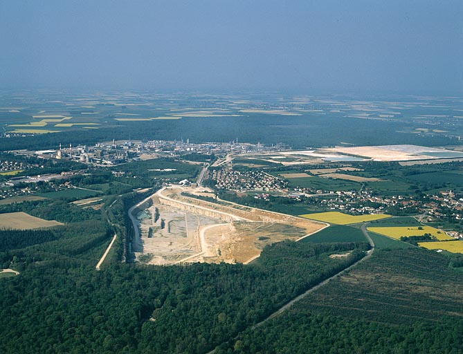 Vue d'ensemble depuis le nord-est, photographie aérienne. © Yves Sancey / Région Bourgogne-Franche-Comté, Inventaire du patrimoine - 1990 Vue d'ensemble depuis le nord-est, photographie aérienne. © Yves Sancey / Région Bourgogne-Franche-Comté, Inventaire du patrimoine - 1990