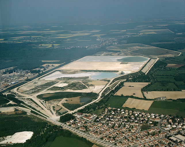 Les bassins de décantation et la cité ouvrière de Damparis vus de l'est, photographie aérienne. © Yves Sancey / Région Bourgogne-Franche-Comté, Inventaire du patrimoine - 1990 Les bassins de décantation et la cité ouvrière de Damparis vus de l'est, photographie aérienne. © Yves Sancey / Région Bourgogne-Franche-Comté, Inventaire du patrimoine - 1990