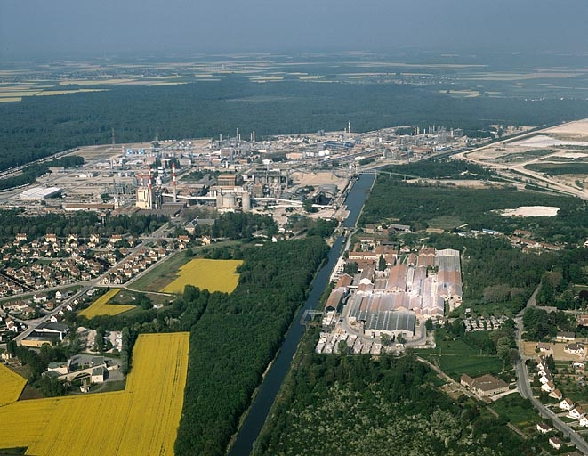 Vue d'ensemble depuis l'est, photographie aérienne. © Yves Sancey / Région Bourgogne-Franche-Comté, Inventaire du patrimoine - 1990 Vue d'ensemble depuis l'est, photographie aérienne. © Yves Sancey / Région Bourgogne-Franche-Comté, Inventaire du patrimoine - 1990