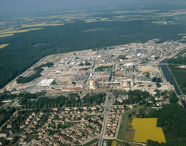 L'usine vue de l'est, photographie aérienne. © Yves Sancey / Région Bourgogne-Franche-Comté, Inventaire du patrimoine - 1990 L'usine vue de l'est, photographie aérienne. © Yves Sancey / Région Bourgogne-Franche-Comté, Inventaire du patrimoine - 1990