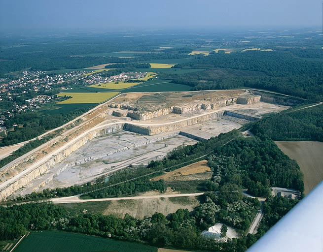 La carrière vue du sud, photographie aérienne. © Yves Sancey / Région Bourgogne-Franche-Comté, Inventaire du patrimoine - 1990 La carrière vue du sud, photographie aérienne. © Yves Sancey / Région Bourgogne-Franche-Comté, Inventaire du patrimoine - 1990