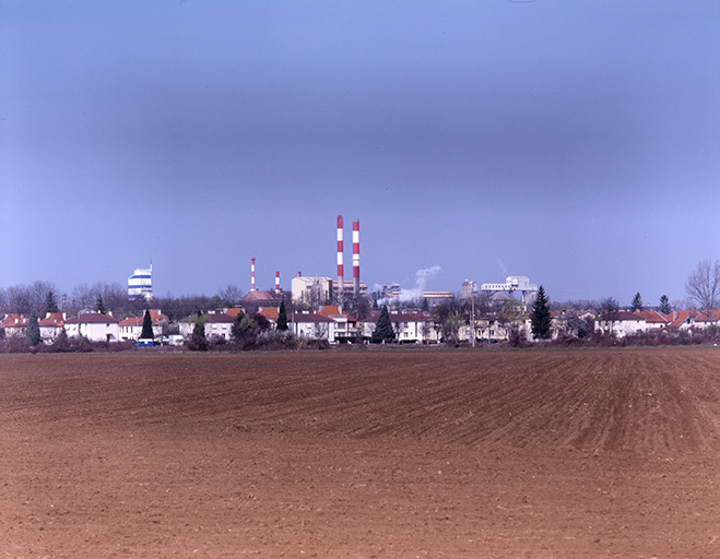 L'usine et la cité ouvrière de Tavaux vues du sud-est. © Yves Sancey / Région Bourgogne-Franche-Comté, Inventaire du patrimoine - 1990 L'usine et la cité ouvrière de Tavaux vues du sud-est. © Yves Sancey / Région Bourgogne-Franche-Comté, Inventaire du patrimoine - 1990