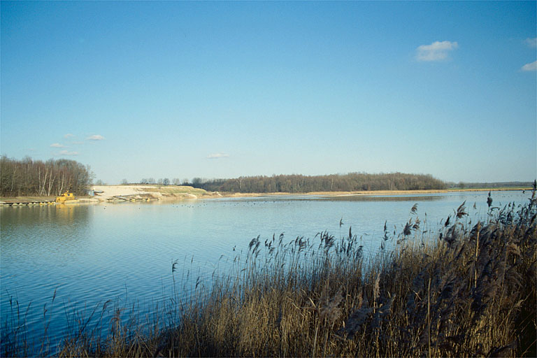 Etang de l'Aillon vu du sud-ouest. © Laurent Poupard / Région Bourgogne-Franche-Comté, Inventaire du patrimoine - 1990 Etang de l'Aillon vu du sud-ouest. © Laurent Poupard / Région Bourgogne-Franche-Comté, Inventaire du patrimoine - 1990