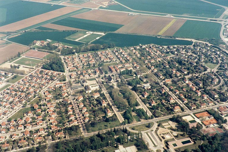 Vue aérienne depuis le nord-ouest. © Jérôme  Mongreville (reproduction) / Région Bourgogne-Franche-Comté, Inventaire du patrimoine - 1990