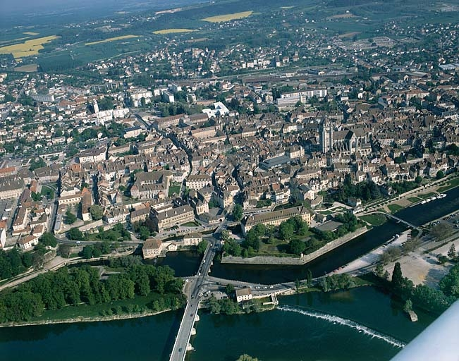 Vue aérienne depuis le sud-est. © Yves Sancey / Région Bourgogne-Franche-Comté, Inventaire du patrimoine - 1990