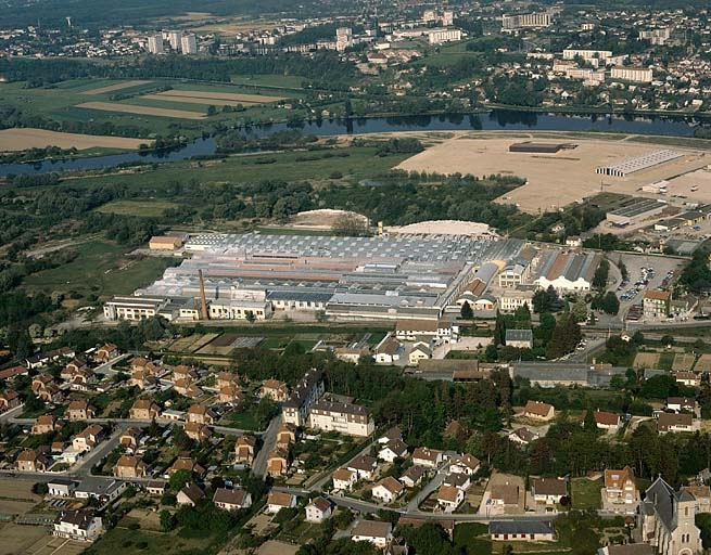Vue aérienne depuis l'est. © Yves Sancey / Région Bourgogne-Franche-Comté, Inventaire du patrimoine - 1990 Vue aérienne depuis l'est. © Yves Sancey / Région Bourgogne-Franche-Comté, Inventaire du patrimoine - 1990