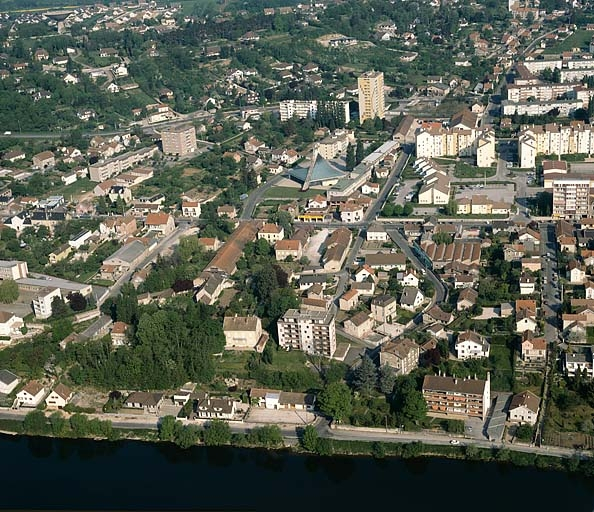 Vue d'ensemble depuis le sud-est, photographie aérienne. © Yves Sancey / Région Bourgogne-Franche-Comté, Inventaire du patrimoine - 1990