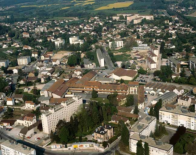 Vue aérienne depuis l'est (vue rapprochée). © Yves Sancey / Région Bourgogne-Franche-Comté, Inventaire du patrimoine - 1990