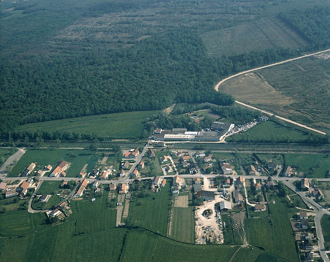 Vue aérienne, depuis le sud. © Yves Sancey / Région Bourgogne-Franche-Comté, Inventaire du patrimoine - 1990