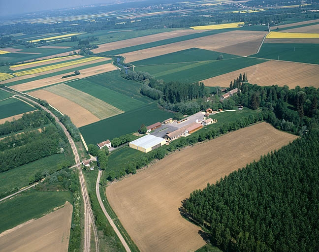 Vue d'ensemble depuis le sud, photographie aérienne. © Yves Sancey / Région Bourgogne-Franche-Comté, Inventaire du patrimoine - 1990