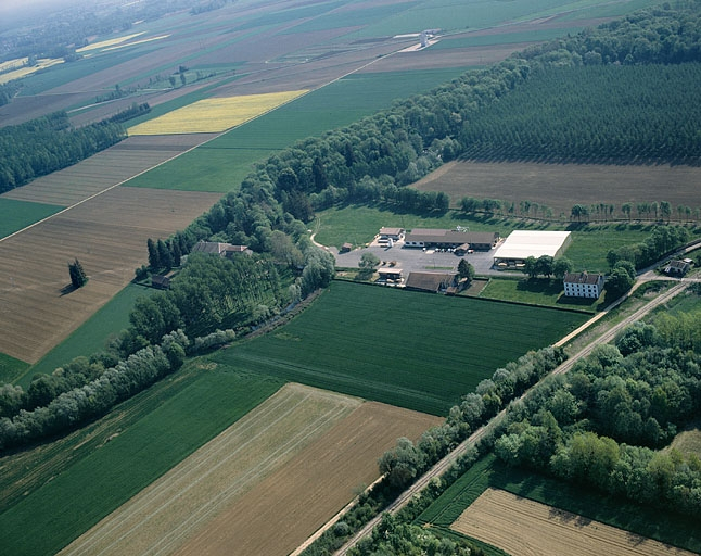 Vue d'ensemble depuis l'ouest, photographie aérienne. © Yves Sancey / Région Bourgogne-Franche-Comté, Inventaire du patrimoine - 1990
