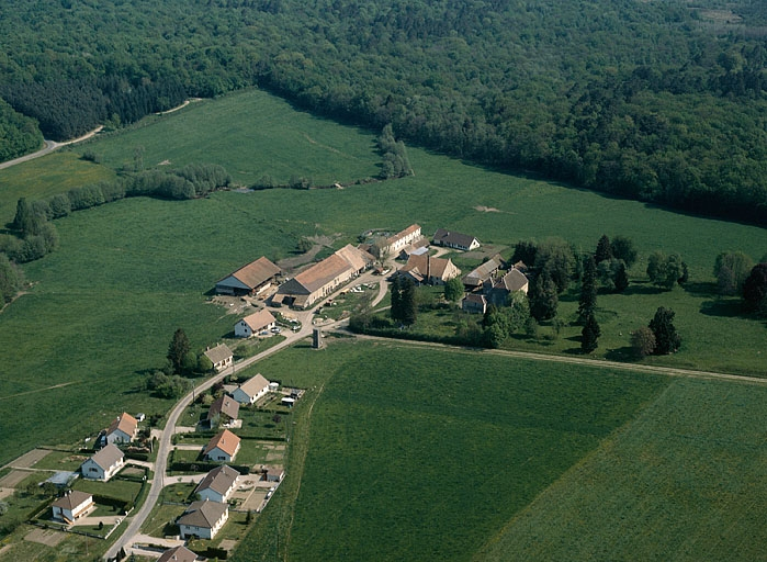 Vue aérienne depuis le sud-ouest. © Yves Sancey / Région Bourgogne-Franche-Comté, Inventaire du patrimoine - 1990 Vue aérienne depuis le sud-ouest. © Yves Sancey / Région Bourgogne-Franche-Comté, Inventaire du patrimoine - 1990
