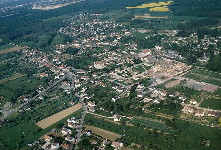 Vue aérienne du village et de l'usine depuis l'est. © Yves Sancey / Région Bourgogne-Franche-Comté, Inventaire du patrimoine - 1990 Vue aérienne du village et de l'usine depuis l'est. © Yves Sancey / Région Bourgogne-Franche-Comté, Inventaire du patrimoine - 1990