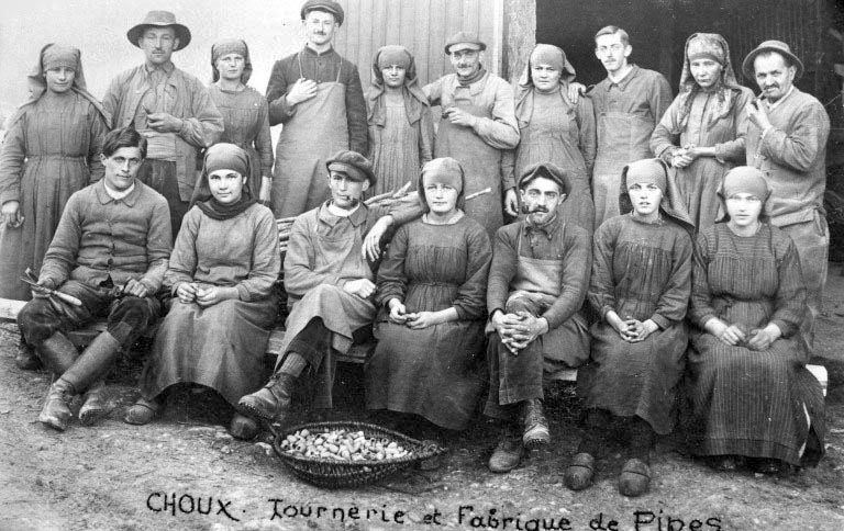 Choux. Tournerie et fabrique de pipes [ouvriers et ouvrières]. © Jérôme  Mongreville (reproduction) / Région Bourgogne-Franche-Comté, Inventaire du patrimoine - 1990