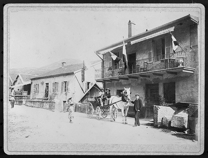 Attelage devant des ateliers et logement. © Jérôme  Mongreville (reproduction) / Région Bourgogne-Franche-Comté, Inventaire du patrimoine - 1990