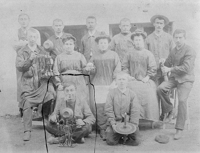 Diamantaires devant l'usine. © Jérôme  Mongreville (reproduction) / Région Bourgogne-Franche-Comté, Inventaire du patrimoine - 1990 Diamantaires devant l'usine. © Jérôme  Mongreville (reproduction) / Région Bourgogne-Franche-Comté, Inventaire du patrimoine - 1990
