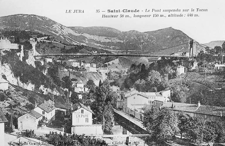 Saint-Claude - Le Pont suspendu sur le Tacon. Hauteur 50 m., longueur 150 m., altitude : 440 m. © Jérôme  Mongreville (reproduction) / Région Bourgogne-Franche-Comté, Inventaire du patrimoine - 1990