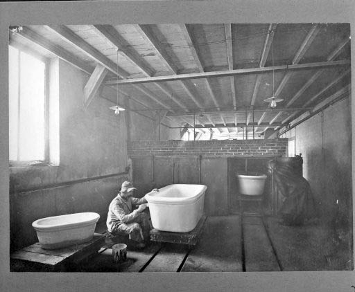 Le laquage des baignoires. © Jérôme  Mongreville (reproduction) / Région Bourgogne-Franche-Comté, Inventaire du patrimoine - 1990
