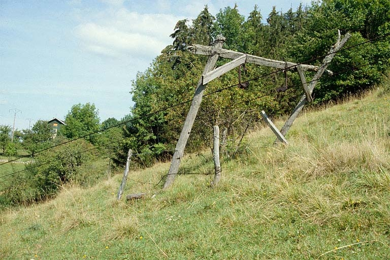 Téléphérique pour le transport des bidons de lait. © Laurent Poupard / Région Bourgogne-Franche-Comté, Inventaire du patrimoine - 1990 Téléphérique pour le transport des bidons de lait. © Laurent Poupard / Région Bourgogne-Franche-Comté, Inventaire du patrimoine - 1990
