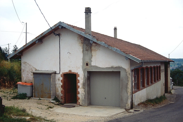Façades antérieure et latérale droite. © Laurent Poupard / Région Bourgogne-Franche-Comté, Inventaire du patrimoine - 1990