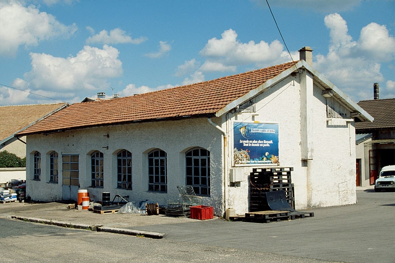 Premier bâtiment, vu de trois quarts droit. © Laurent Poupard / Région Bourgogne-Franche-Comté, Inventaire du patrimoine - 1990