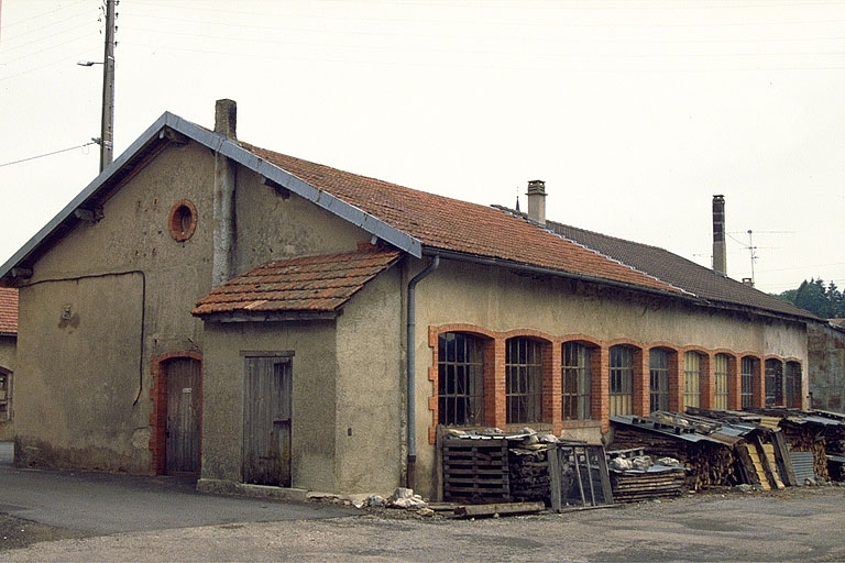 Façades postérieure et latérale droite du second bâtiment. © Laurent Poupard / Région Bourgogne-Franche-Comté, Inventaire du patrimoine - 1990
