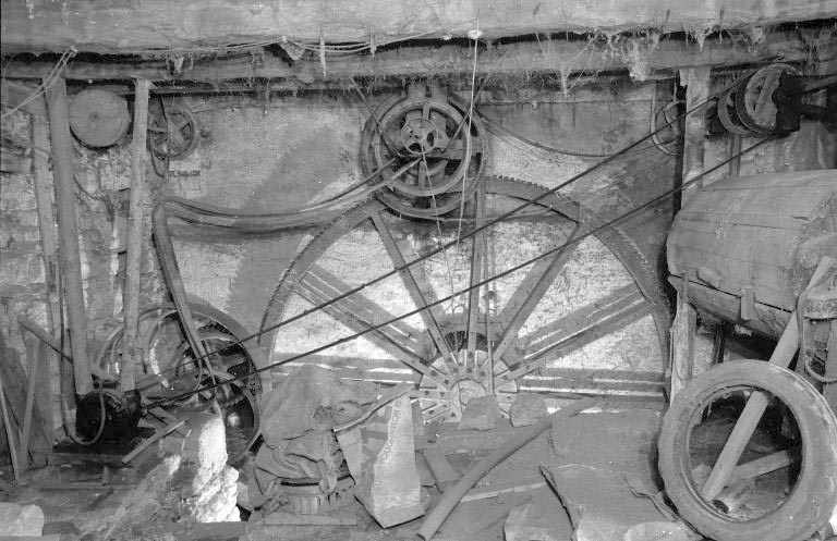 Intérieur de la salle des machines.Moteur électrique, transmission de la roue hydraulique et tonneau de polissage. © Laurent Poupard / Région Bourgogne-Franche-Comté, Inventaire du patrimoine - 1990