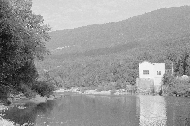 Vue d'ensemble, depuis l'aval. © Laurent Poupard / Région Bourgogne-Franche-Comté, Inventaire du patrimoine - 1990