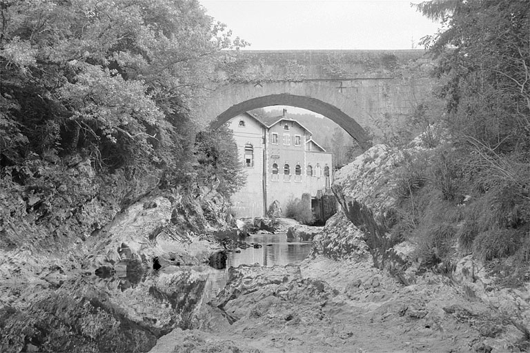 Façade sur la Bienne, depuis le lit de la rivière en aval du pont. © Laurent Poupard / Région Bourgogne-Franche-Comté, Inventaire du patrimoine - 1990