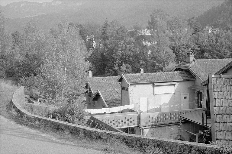 Façades sur route. © Laurent Poupard / Région Bourgogne-Franche-Comté, Inventaire du patrimoine - 1990