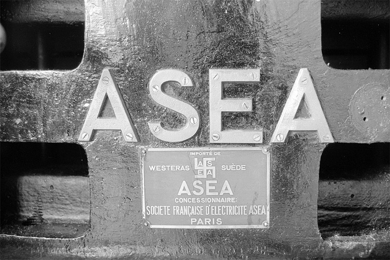 Plaque de constructeur de l'alternateur ASEA. © Laurent Poupard / Région Bourgogne-Franche-Comté, Inventaire du patrimoine - 1990