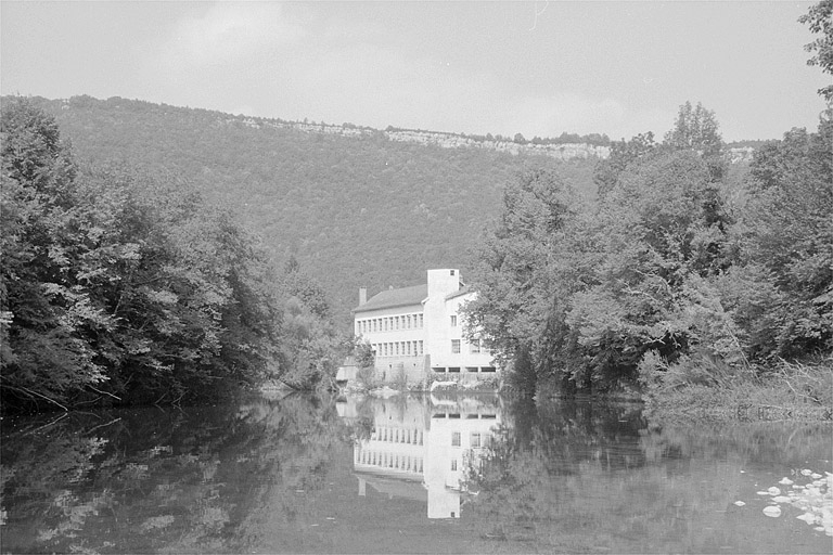 Vue d'ensemble, depuis le sud-est (amont). © Laurent Poupard / Région Bourgogne-Franche-Comté, Inventaire du patrimoine - 1990