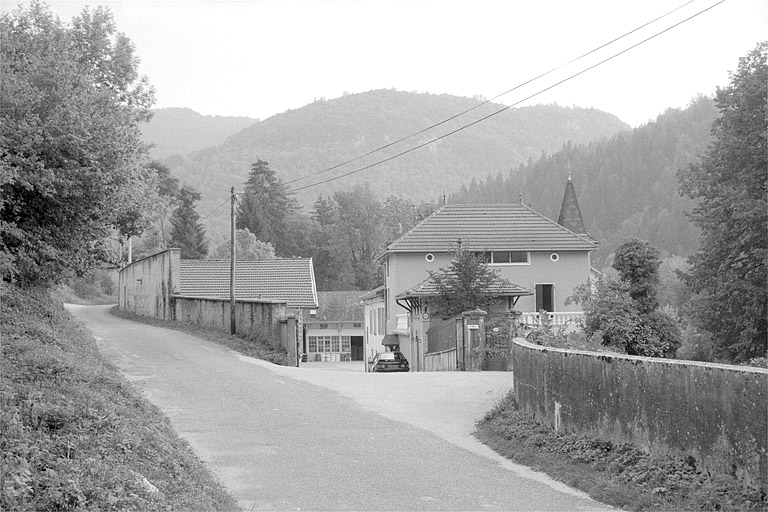 Entrée de l'usine et logement patronal. © Laurent Poupard / Région Bourgogne-Franche-Comté, Inventaire du patrimoine - 1990