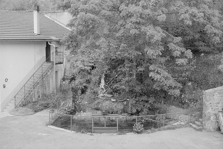 Source et bassin de retenue. © Laurent Poupard / Région Bourgogne-Franche-Comté, Inventaire du patrimoine - 1990