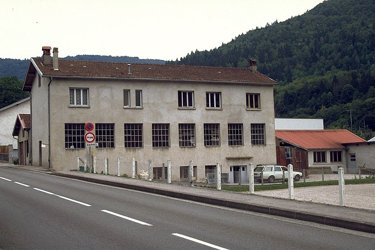 Vue d'ensemble depuis le nord-ouest. © Laurent Poupard / Région Bourgogne-Franche-Comté, Inventaire du patrimoine - 1990