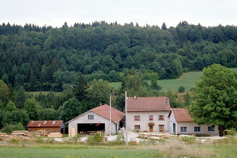 Vue d'ensemble, depuis l'ouest. © Laurent Poupard / Région Bourgogne-Franche-Comté, Inventaire du patrimoine - 1990