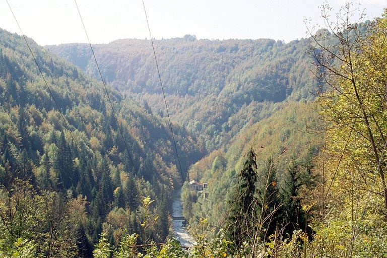 Vue d'ensemble depuis le nord-est. © Laurent Poupard / Région Bourgogne-Franche-Comté, Inventaire du patrimoine - 1990 Vue d'ensemble depuis le nord-est. © Laurent Poupard / Région Bourgogne-Franche-Comté, Inventaire du patrimoine - 1990