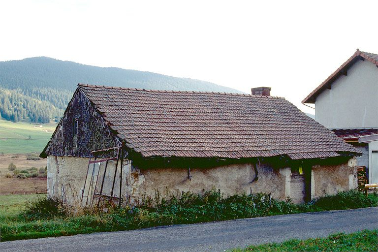 Façade antérieure et face gauche vue de trois quarts. © Laurent Poupard / Région Bourgogne-Franche-Comté, Inventaire du patrimoine - 1990 Façade antérieure et face gauche vue de trois quarts. © Laurent Poupard / Région Bourgogne-Franche-Comté, Inventaire du patrimoine - 1990